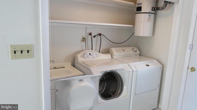 Foto del edificio - 1043 W Areba Ave