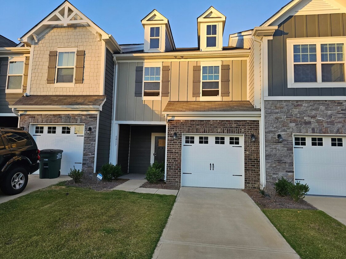 Primary Photo - Like New Townhome in North Charlotte!!