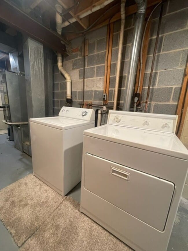 Building Photo - BEAUTIFUL RENOVATED END UNIT TH IN GERMANTOWN