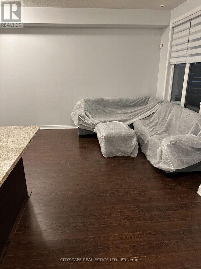 Photo du bâtiment - 383 Prince of Wales Dr