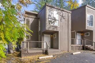 Building Photo - 302 Pleasant St