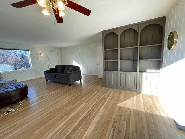 Building Photo - 595 S Hofstetter St