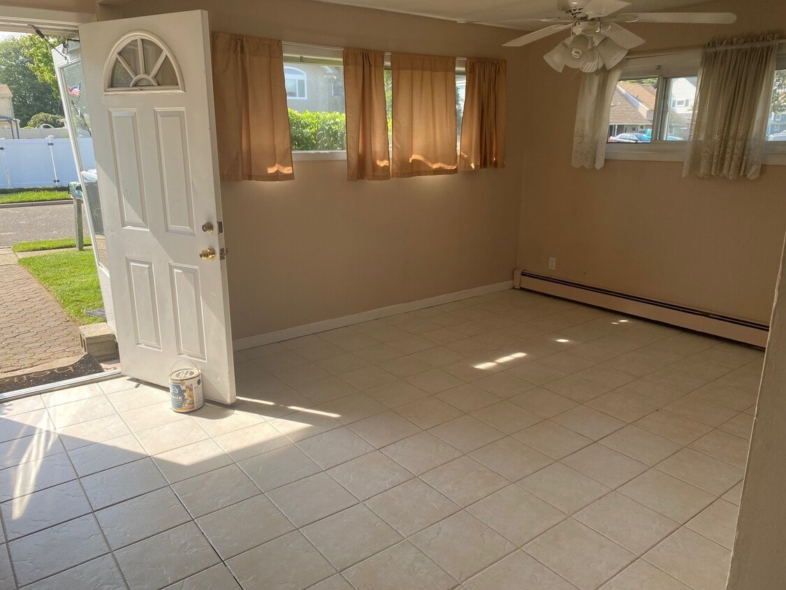 27 Wafer Ln, Wantagh, NY 11793 House Rental in Wantagh, NY