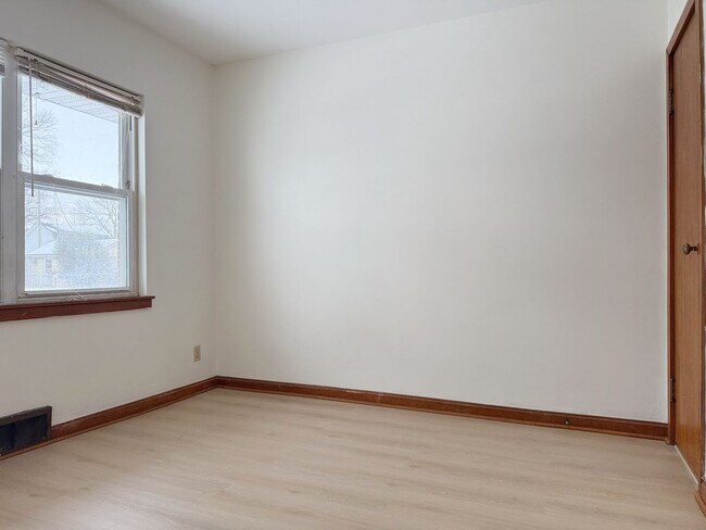 Foto del edificio - 1339 E Illinois St, Evansville, one bedroom, one bathroom