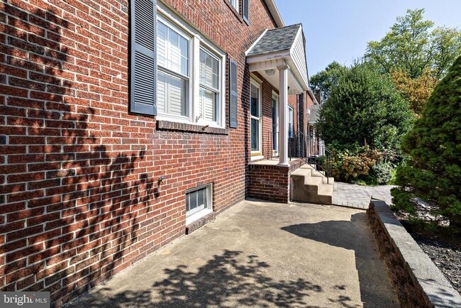 Building Photo - 11 Dowling Ave