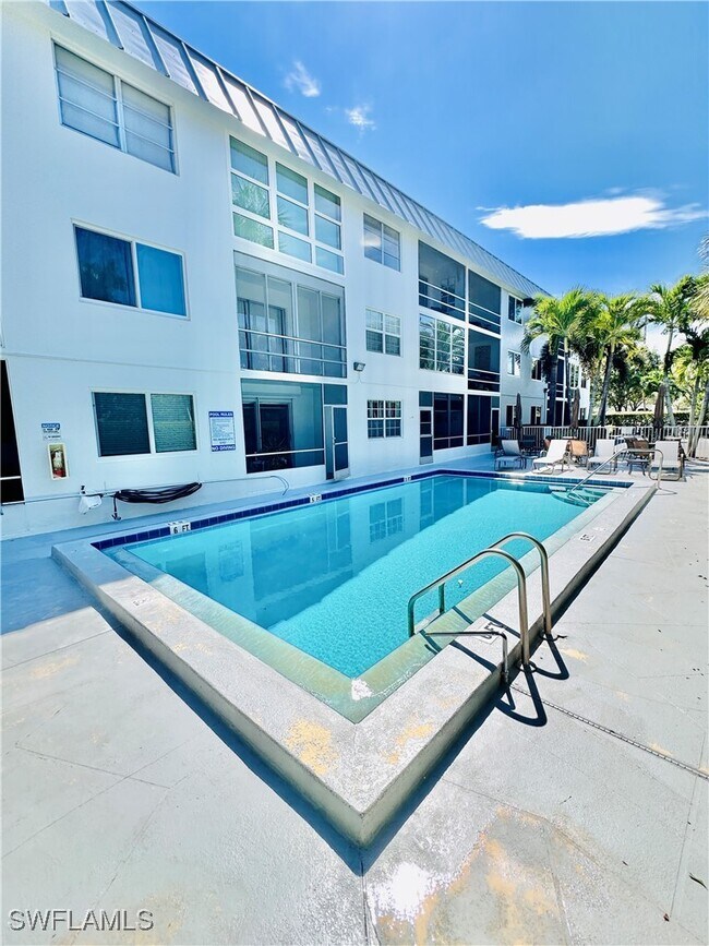 Foto del edificio - 72 7th St S