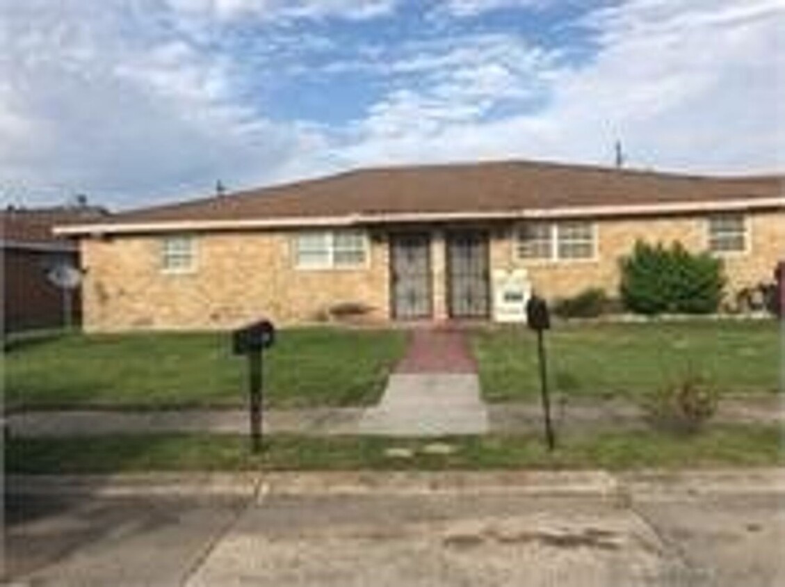 Primary Photo - 4819-4821 Lynhuber Street