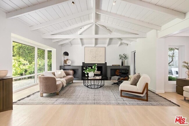 Foto del edificio - 1847 N Beverly Dr