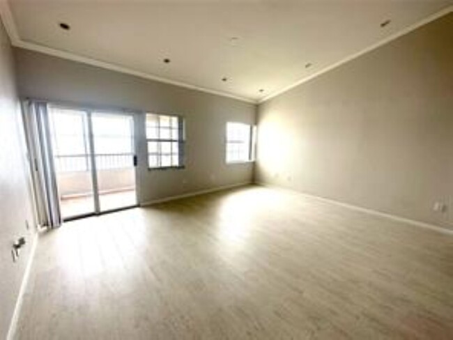 Foto del edificio - 2831 N Oakland Forest Dr