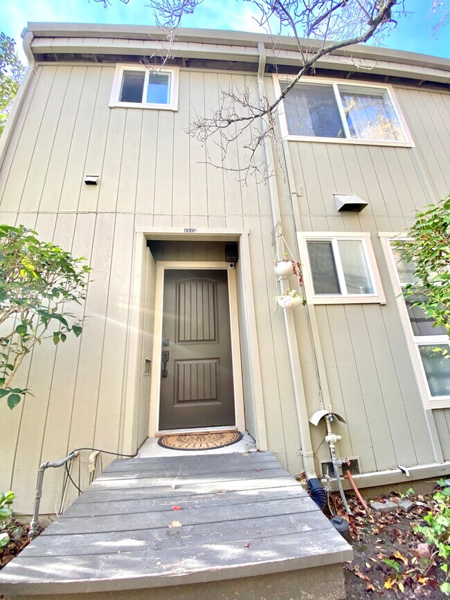 Building Photo - 117 Ascot Ct