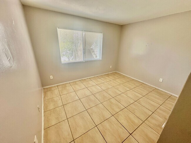 Foto del edificio - 2549 S Oak Ave