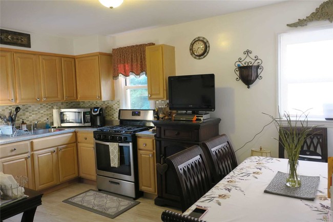 Building Photo - 30 Iroquois Pl