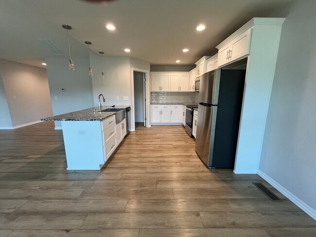 Foto del edificio - Beautiful Nearly New 3 Bed Home In Willard...