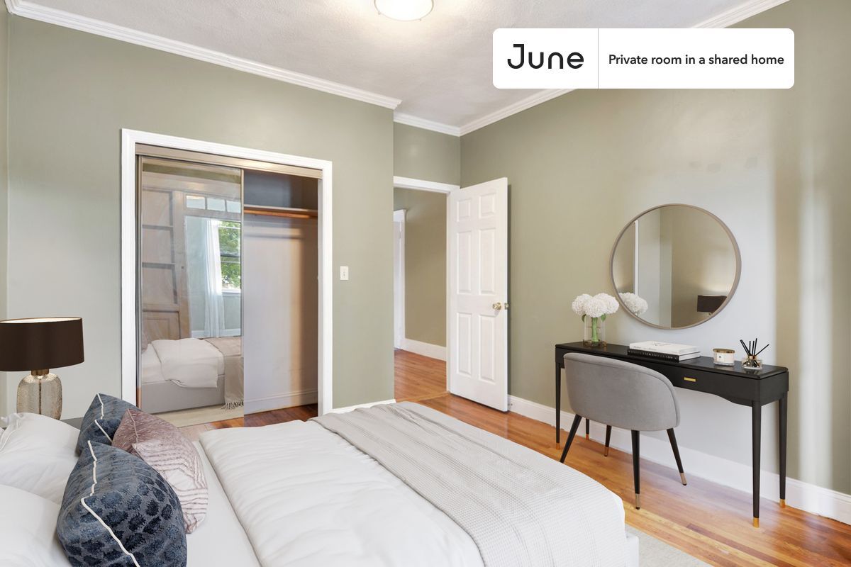 Foto principal - Private bedroom in 3 bed/2 bath Home