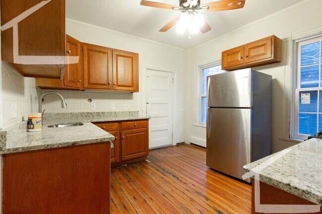 Building Photo - Charming 4 Bedroom
