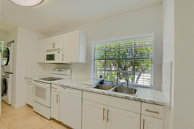 Building Photo - 6618 Via Regina