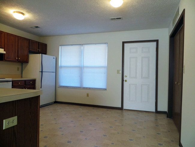 Building Photo - 2125 Tenbrink Dr