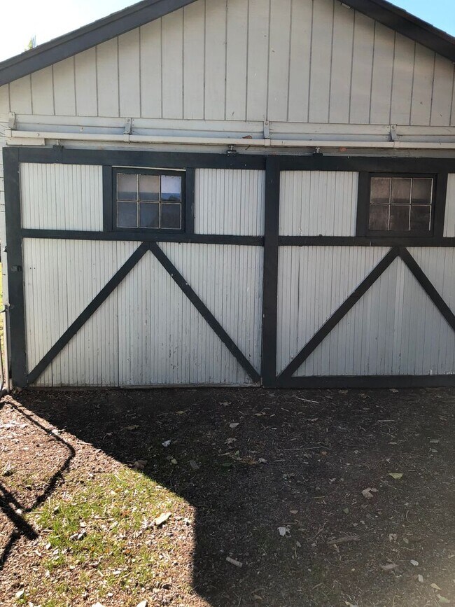 Building Photo - 415 E Modoc St