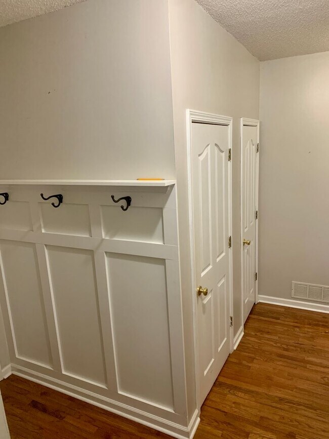 Foto del edificio - 50 Birchwood Ln: 6BD, 5BA Brick Ranch with...