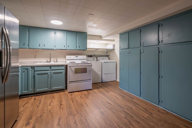 Foto del edificio - Spacious 2 Bed Basement Apartment