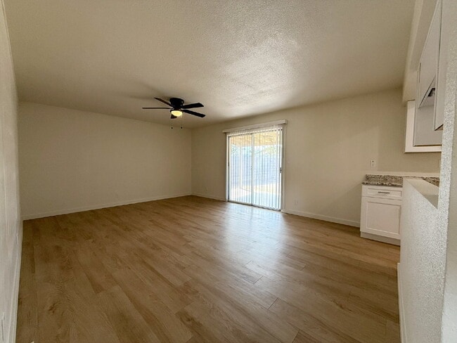 Foto del edificio - Charming 3-Bedroom Oasis with 2 Full Baths...