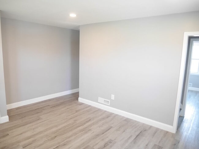 Building Photo - Spacious 4 Bedroom End Unit- Colgate