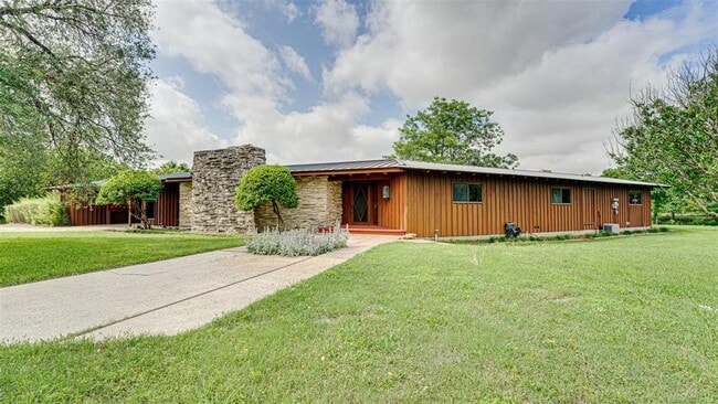 Building Photo - 1002 W Bear Creek Rd