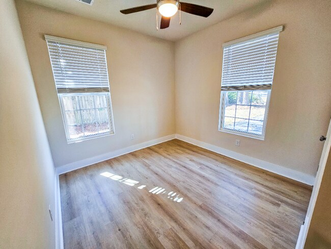 Foto del edificio - 103 Forest Cir