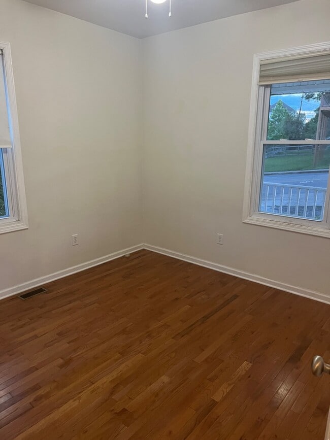 Building Photo - 903 E Watauga Ave