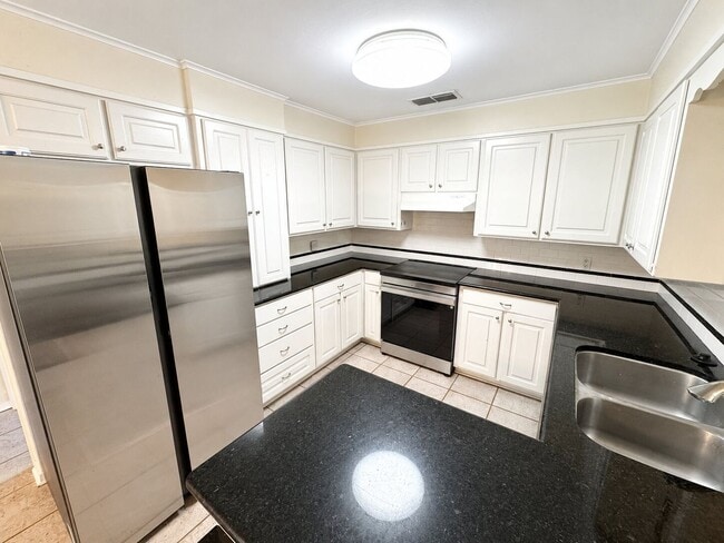 Building Photo - Bellaire Home!