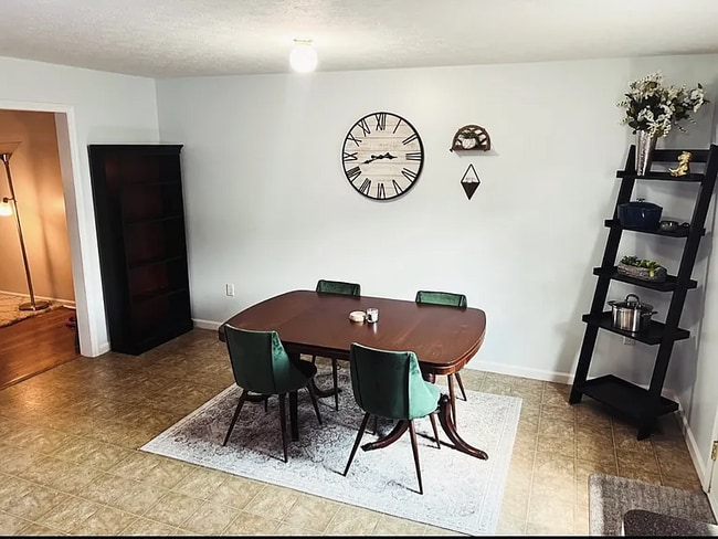 Building Photo - 15 Colossians Ct