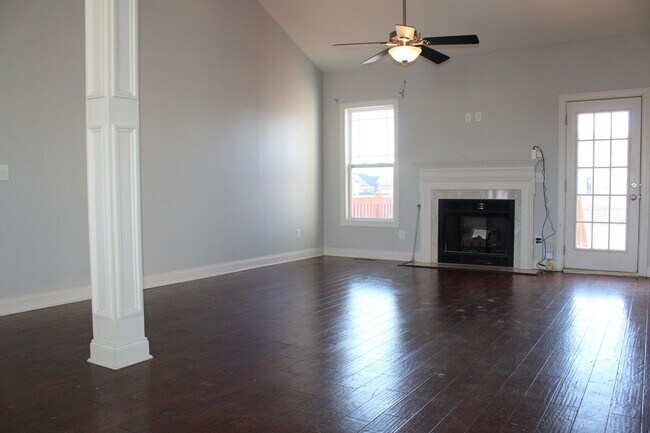 Foto del edificio - 3 Bed/2 Bath w/ Finished Bonus Room