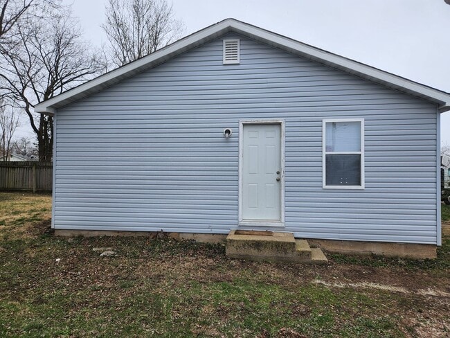 Building Photo - Now available 2 bed, 1 bath house