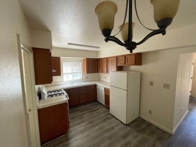 Building Photo - 571 El Camino Ave