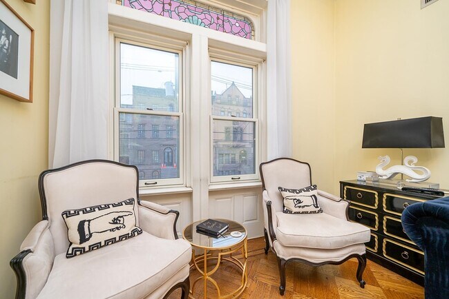 Foto del edificio - 829-831 Hudson St