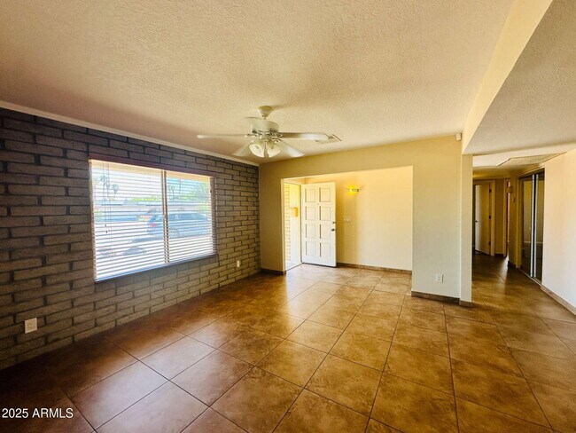 Foto del edificio - 3839 E Sunnyside Dr