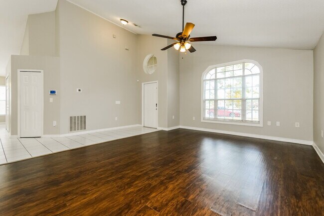 Foto del edificio - 1718 Putney Cir