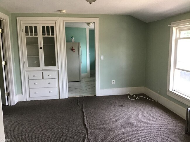 Building Photo - 3 br, 1 bath Duplex - 285 Nahatan Street 2