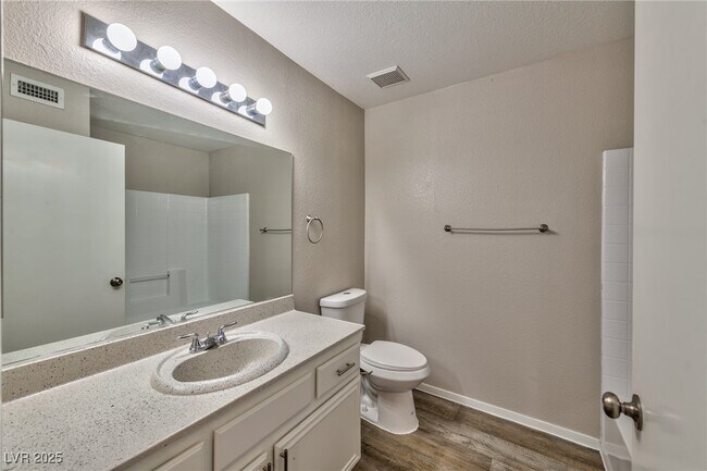 Foto del edificio - 8070 W Russell Rd