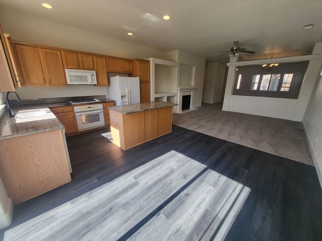 Foto del edificio - 3513 Long Dr