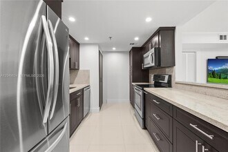 Building Photo - 2457 Collins Ave