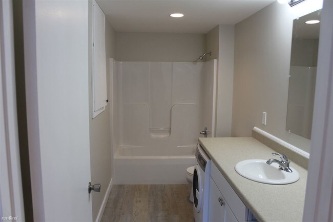Building Photo - 2 br, 1 bath House - 409 E Grove St Apt 2
