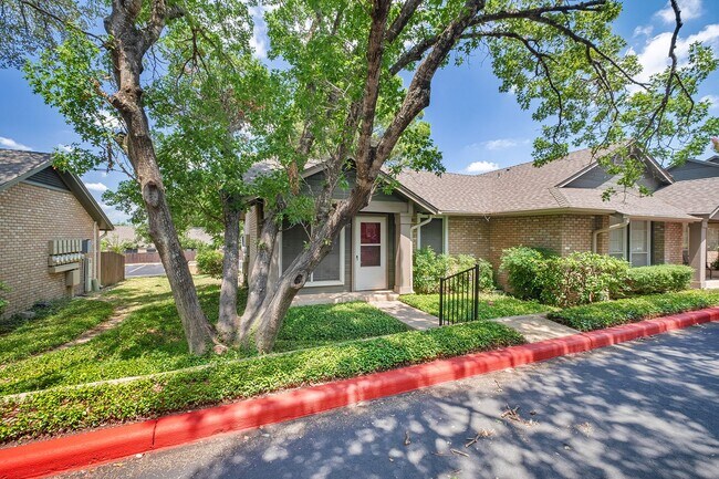 Foto del edificio - Simple & Updated 1 Bedroom, 1 Bath Condo N...