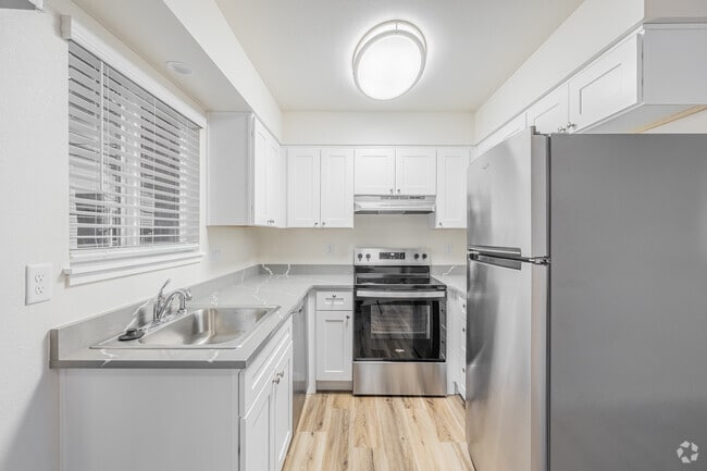 2BR, 1BA - 714SF - Kitchen - Westview Terrace