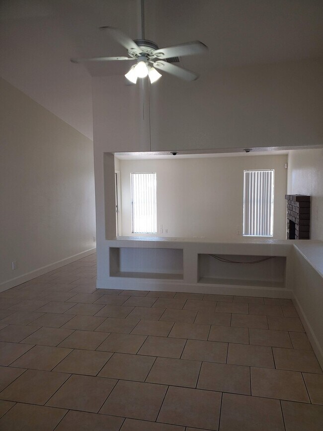 Building Photo - No HOA! North Phoenix 3 Bedroom Home with Large Yard & Garage