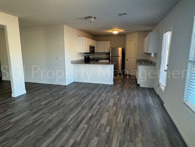 Building Photo - Beautiful single level ready for move in