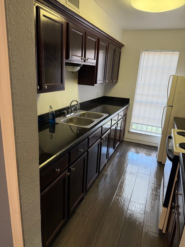 Kitchen - 2304 Shidler Dr