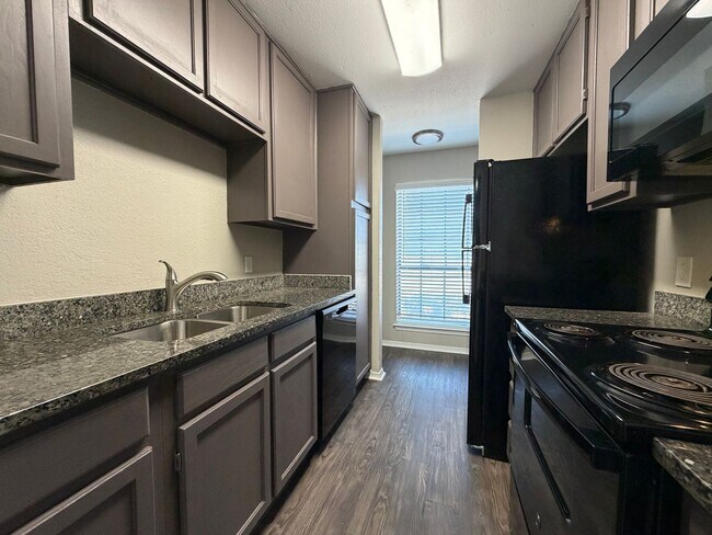 Foto del edificio - 7417 Kingswood Dr