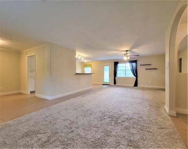 Foto del edificio - 721 Academy Ln