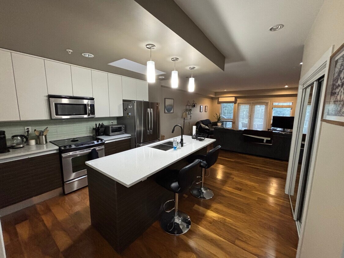 Photo principale - 1008 Tillicum Rd